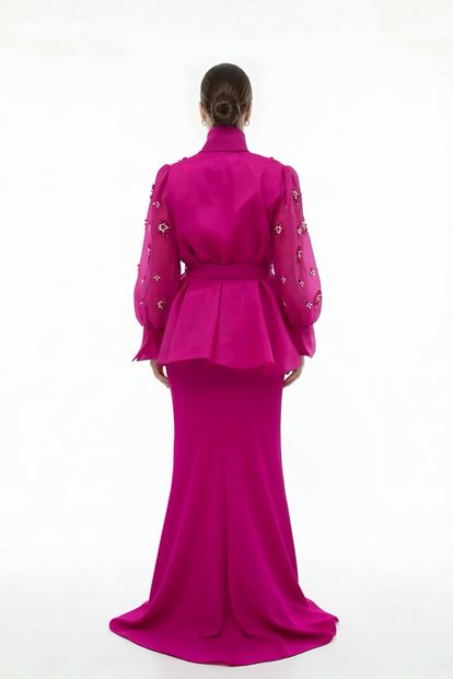 طقم فستان سهرة بمقاسات كبيرة، يتألف من جاكيت شيفون مزين باللؤلؤ باللون الفوشيا وفستان داخلي 